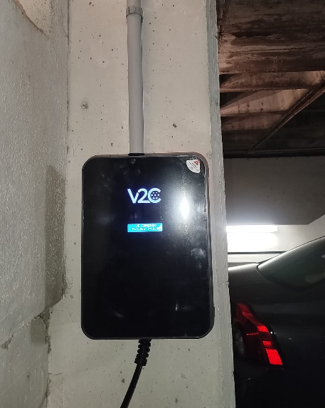 V2C Trydan en plaza de garaje con V2C Trydan en Murcia - Instalación profesional por CargaEnCasa