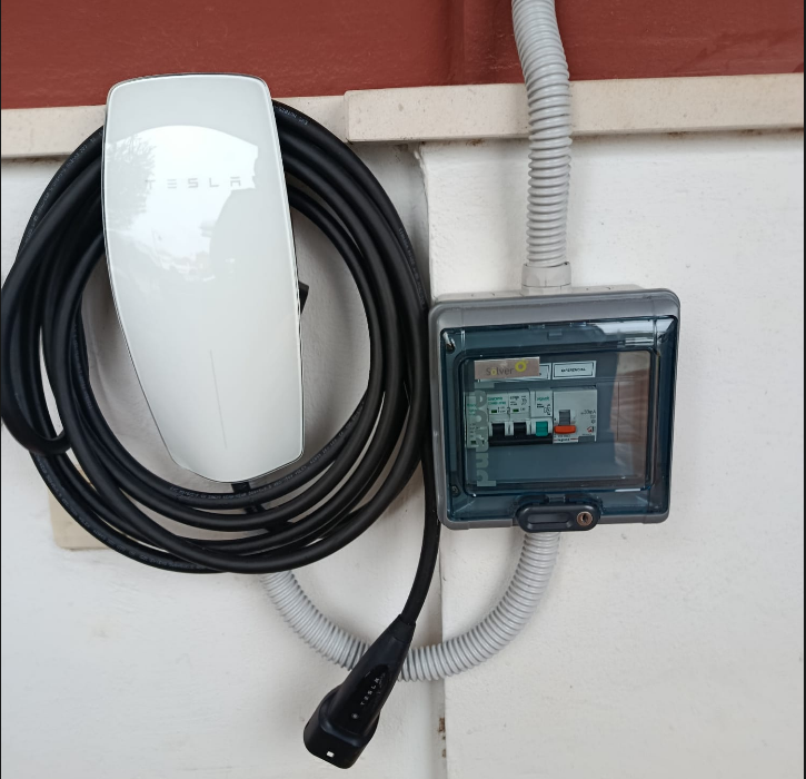 Tesla Wall Connector con cuadro eléctrico con Tesla Wall Connector en Murcia - Instalación profesional por CargaEnCasa