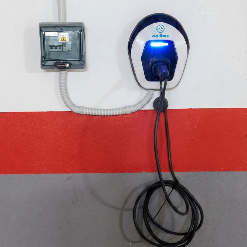 Punto de carga en garaje privado con Wallbox Pulsar en Murcia - Instalación profesional por CargaEnCasa