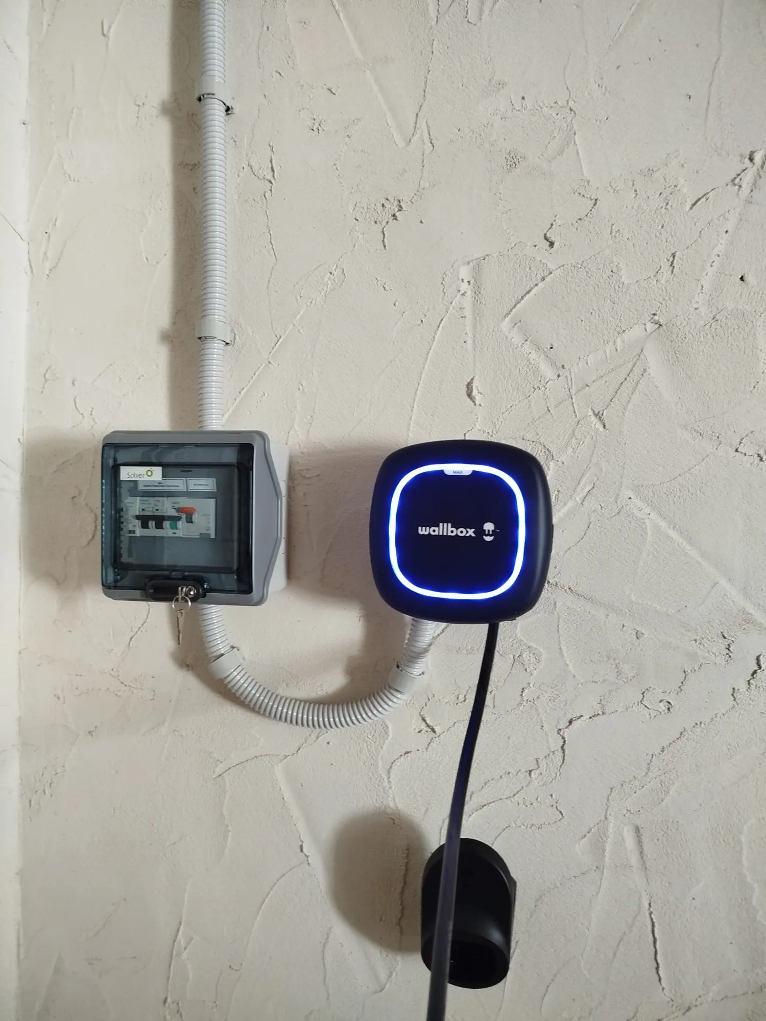 Wallbox Pulsar Plus con cuadro eléctrico con Wallbox Pulsar Plus en Murcia - Instalación profesional por CargaEnCasa